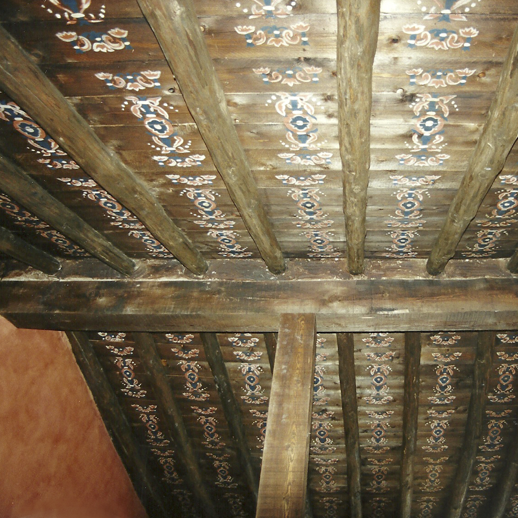Pintura decorativa techo madera vigas rural casa