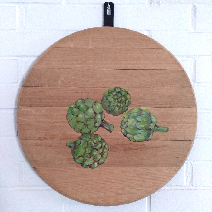 bodegon decoracion comedor cocina paredes cuadros arte cebollas alcachofas verduras vegetales madera tabla roble decorar pintado mano artesanal